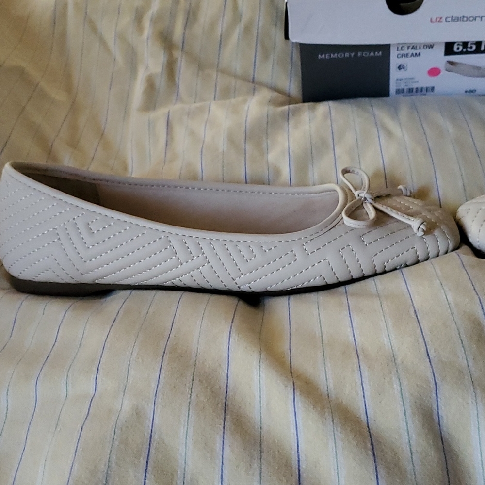 Liz Claiborne Cream Flats Woman's Size 6.5 - Picture 9 of 16